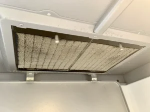油や埃まみれの換気扇フィルター